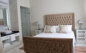 100 Boutique Living